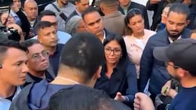 Tenso cruce entre Delcy Rodríguez y universitarios: exigieron liberación de presos políticos