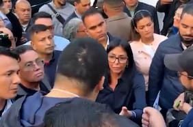 Tenso cruce entre Delcy Rodríguez y universitarios: exigieron liberación de presos políticos