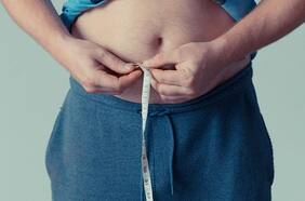 El precio de las largas cuarentenas: casi la mitad de los chilenos dice que subió de peso