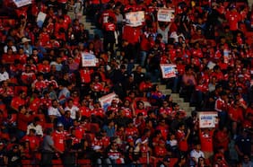 Justicia brasileña condena a dos hinchas chilenos por gestos racistas en partidos de copas internacionales