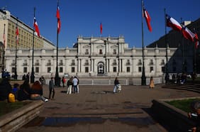 Cañones, Ford Galaxie y banda presidencial: La Moneda abre sus puertas al público para una nueva jornada de cruce peatonal