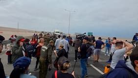 Tensión en la frontera con Perú: las dramáticas imágenes de migrantes que buscan salir de Chile