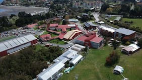 Sindicato de docentes de U. Austral condena agresión a Lincolao, pero cuestiona invitación en “actual contexto nacional”