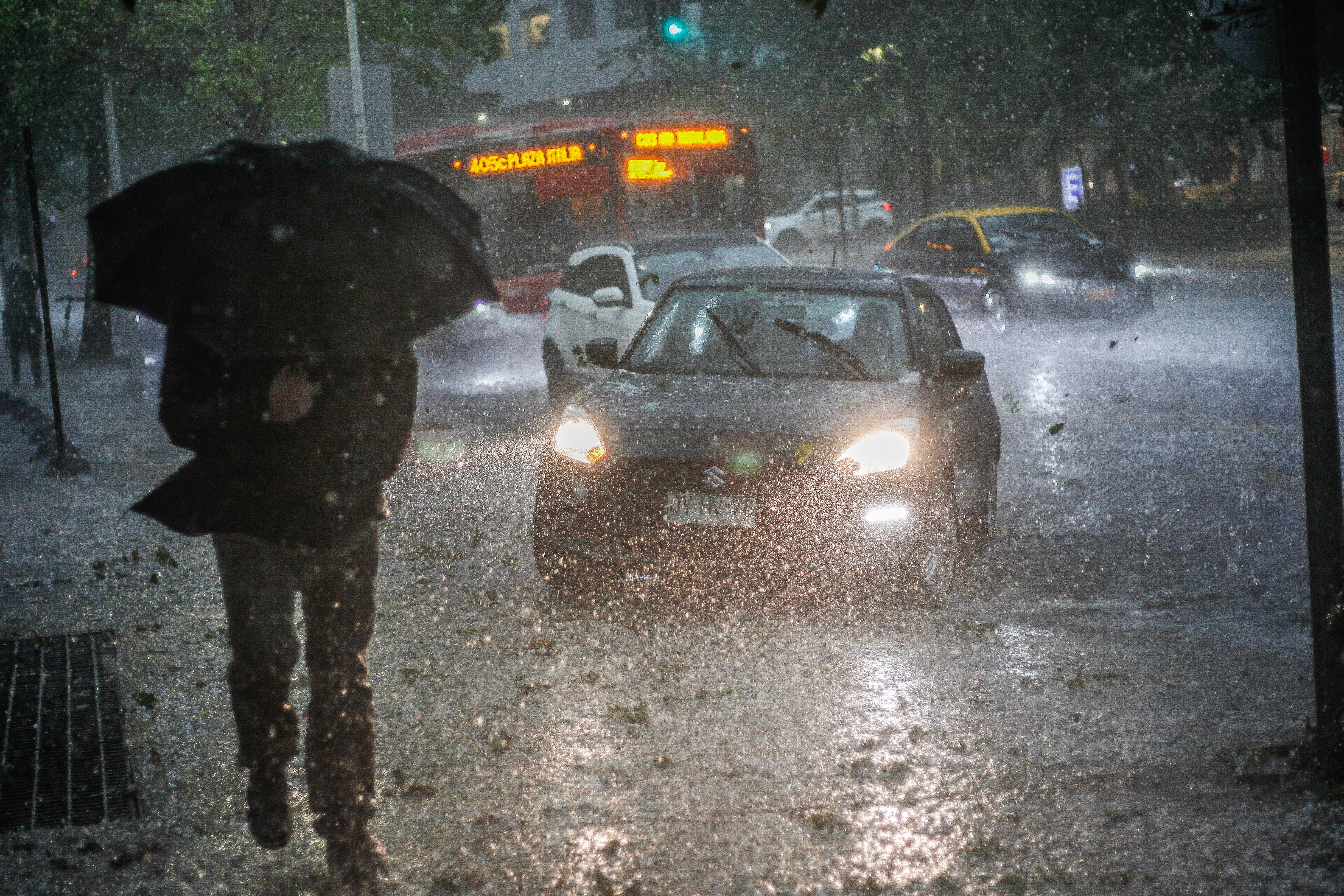 Balance por lluvias: más de 60 mil clientes sin luz y alta congestión en la RM