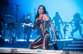 Dua Lipa hace vibrar a sus fans con un cover de AC/DC en Australia