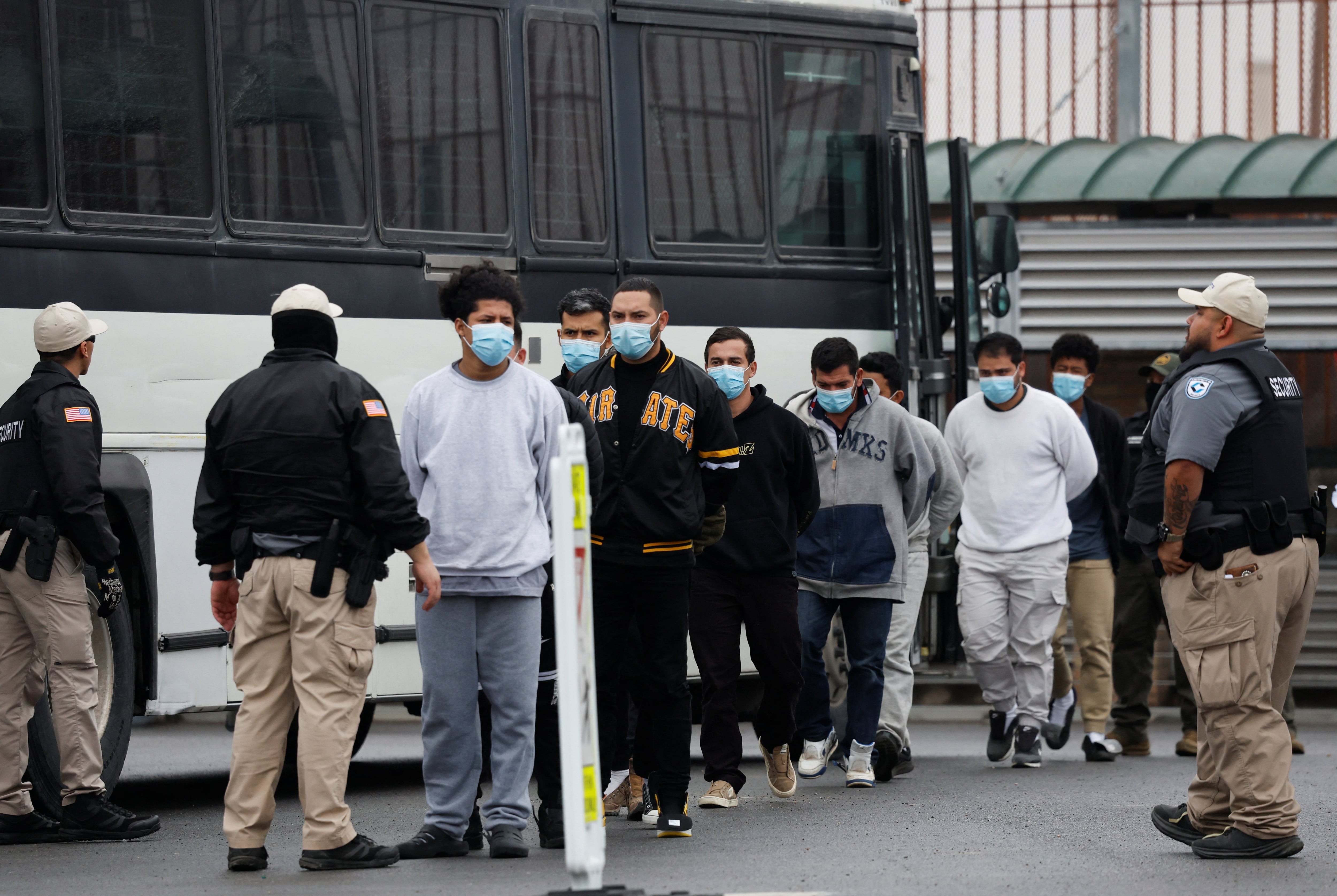Migrantes son escoltados a través del Puente Internacional Hidalgo mientras son deportados en McAllen, Texas, Estados Unidos, el 27 de enero de 2025.