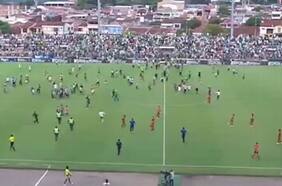 Escándalo en Colombia: hinchas del Deportivo Cali invaden cancha y agreden a Mayer Candelo