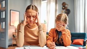 5 señales de que estás sobreprotegiendo a tus hijos y cómo impulsar su desarrollo, según una psicóloga de Harvard