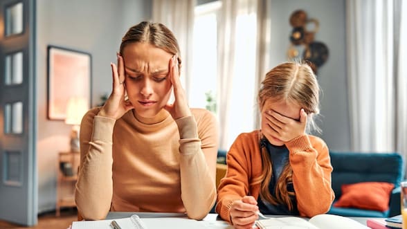 5 señales de que estás sobreprotegiendo a tus hijos y cómo impulsar su desarrollo, según una psicóloga de Harvard