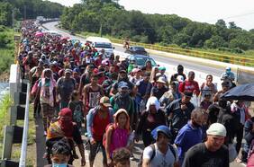 Caravana de 2.000 migrantes continúa su éxodo por el sur de México
