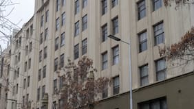 El karma golpea la puerta de Kast: Ministerio de la Mujer sufre robo de equipos tecnológicos, lentes Prada y monedas