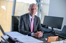 Presidente del TDLC defiende modelo de libre competencia y pide fortalecer figura de la delación compensada