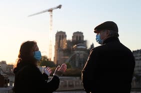 Vuelven a abrir la explanada de la catedral de Notre Dame en París