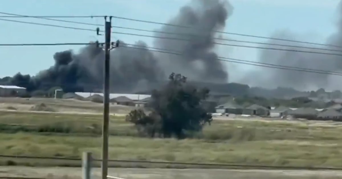 Avión se estrella contra estacionamiento de camiones en Texas