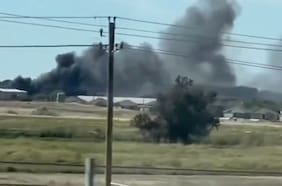 Avión se estrella contra estacionamiento de camiones en Texas