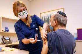 Protección contra Covid caería meses después de segunda dosis y los hombres tienen menos protección que las mujeres