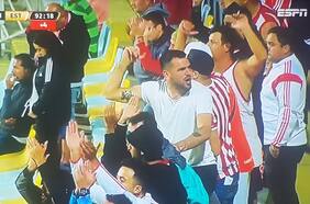 Un arquero en el ‘tablón’: golero de Palestino aparece en la barra de Estudiantes en Sausalito