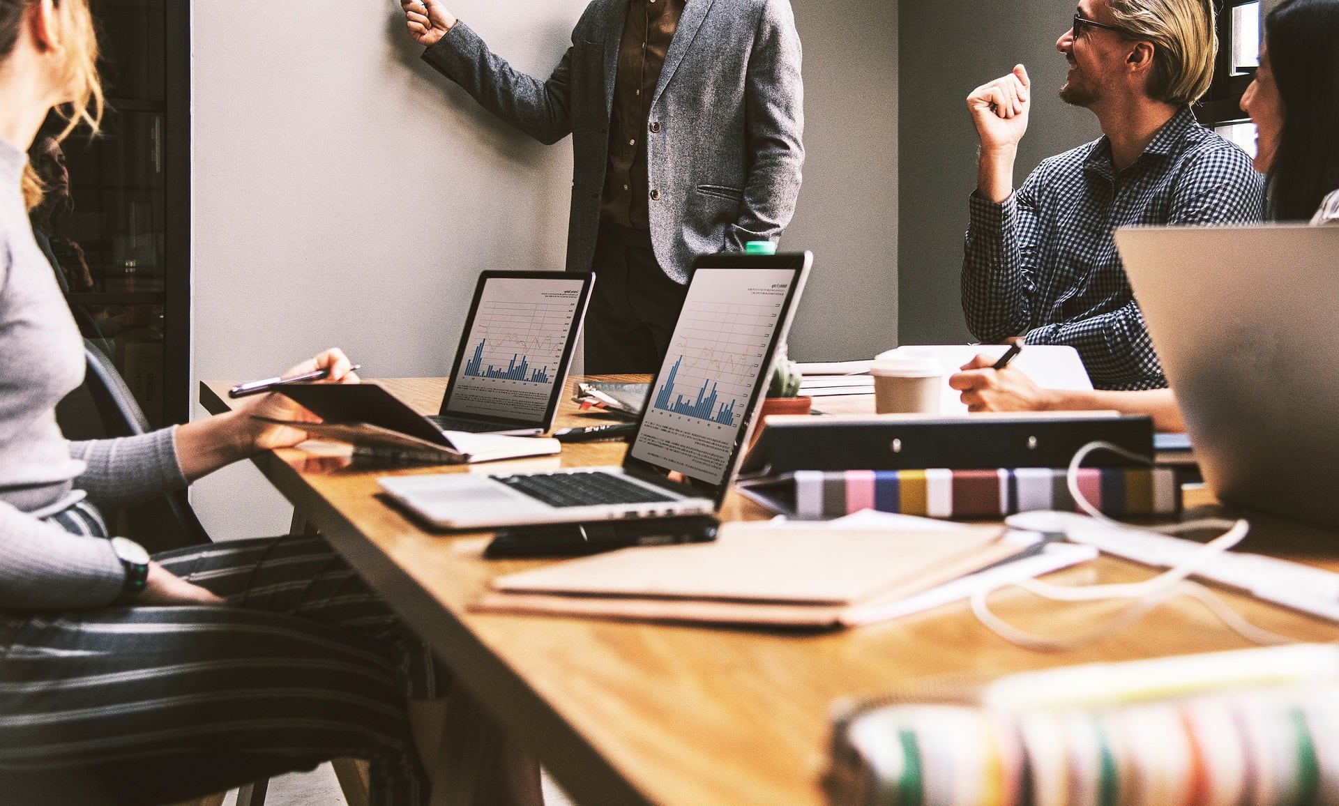 La reconversión laboral se ha transformado en una herramienta clave para hacer frente a los cambios tecnológicos y las nuevas exigencias del mercado laboral.