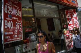 El dólar se dispara por temor a la nueva variante del coronavirus y en cuatro jornadas anula el derrumbe postelecciones