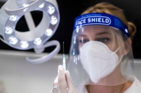 Gobierno explora probar vacunas europeas en el país; la terapia con plasma funciona y la circulación del virus parece ceder: tres cosas que aprendimos del coronavirus esta semana