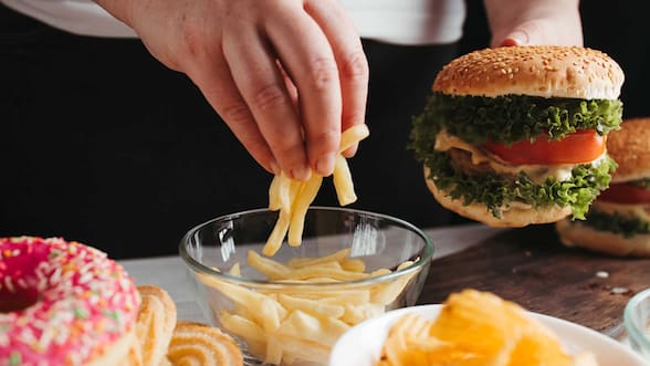 Cómo se vinculan los conservantes comunes en los alimentos con la hipertensión y las enfermedades cardiovasculares