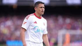 “Fue casi como jugar con uno menos”: prensa española ataca a Alexis Sánchez tras la goleada del Barcelona al Sevilla