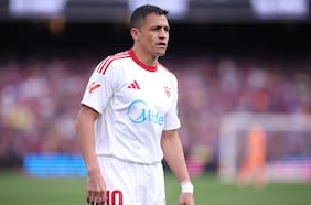 “Fue casi como jugar con uno menos”: prensa española ataca a Alexis Sánchez tras la goleada del Barcelona al Sevilla