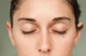 Levantar los párpados caídos