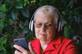 WhatsApp y Facebook: por primera vez, más de la mitad de los mayores en Chile usan teléfonos inteligentes