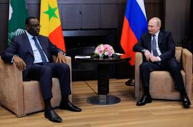 Líder de Unión Africana se reúne con Putin y exhorta a Occidente a desbloquear exportaciones de alimentos rusos