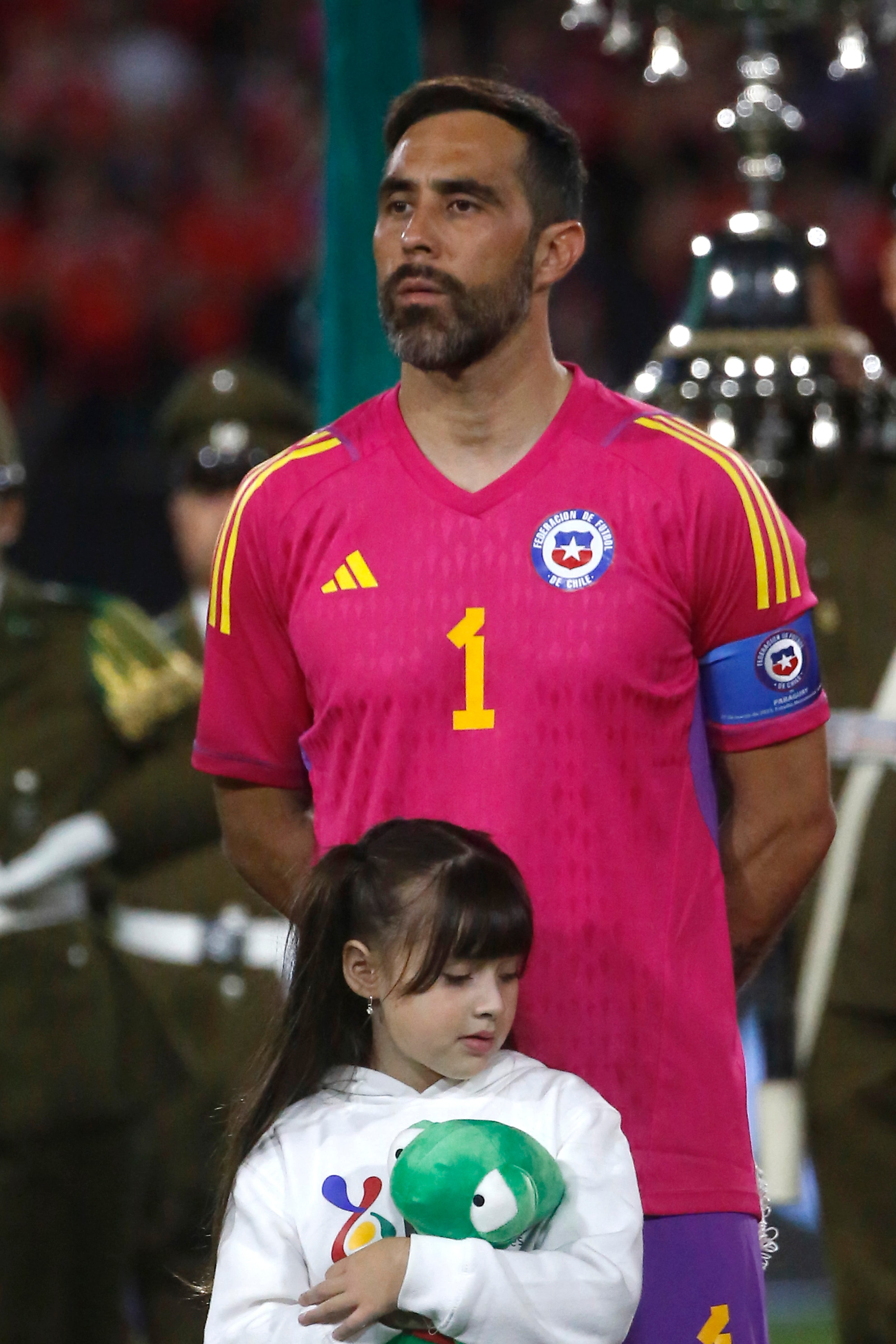 ¿Quién lo invitó a Lisboa? El enredo que provocó el homenaje a Claudio Bravo en el amistoso de la Roja frente a Portugal