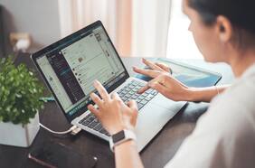 Más experiencia, más brecha: Encuesta revela que mujeres en informática ganan hasta 20% menos que un hombre