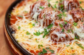 Berenjenas gratinadas con albóndigas