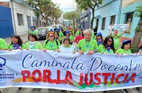 Colegio de Profesores inicia caminata hacia el Congreso Nacional para que las autoridades “den prioridad a la educación”