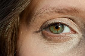 Cómo tus ojos pueden revelar tu riesgo de osteoporosis, según un estudio