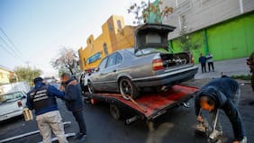 Municipalidad de Santiago supera los 330 retiros de autos abandonados en la comuna