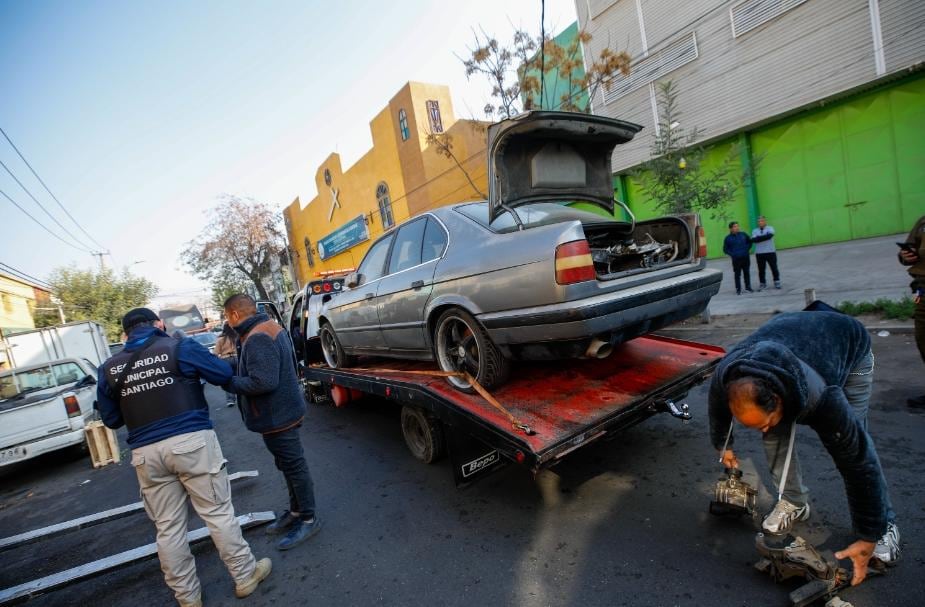 Municipalidad de Santiago supera los 330 retiros de autos abandonados en la comuna