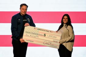Elon Musk regala cheques de un millón de dólares a votantes: ¿Es legal?
