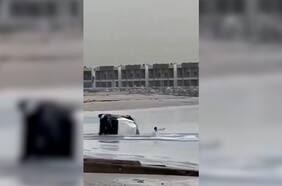 Hombre sobrevive de milagro tras volcar su 4x4 en una playa