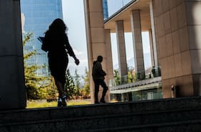 Mujeres en cargos de jefatura por concurso público representan el 37% de los puestos nombrados en Chile