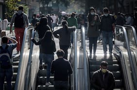 Consejo Asesor Covid-19 y sociedades médicas se enfrentan a decisión del gobierno de crear Pase de Movilidad