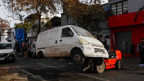 Municipalidad de Santiago saca de las calles vehículos abandonados: llevan 117 automóviles retirados este 2026