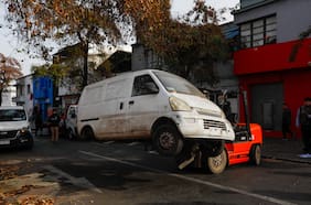 Municipalidad de Santiago saca de las calles vehículos abandonados: llevan 117 automóviles retirados este 2026