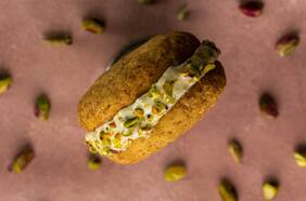 Sandwich de helado y galleta con pistacho, naranja y cardamomo