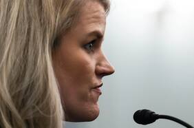 La denunciante de Facebook, Frances Haugen, dice que quiere arreglar la empresa, no hacerle daño