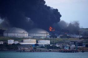 Bomberos contienen las llamas del primer depósito en el incendio del puerto petrolero de Cuba