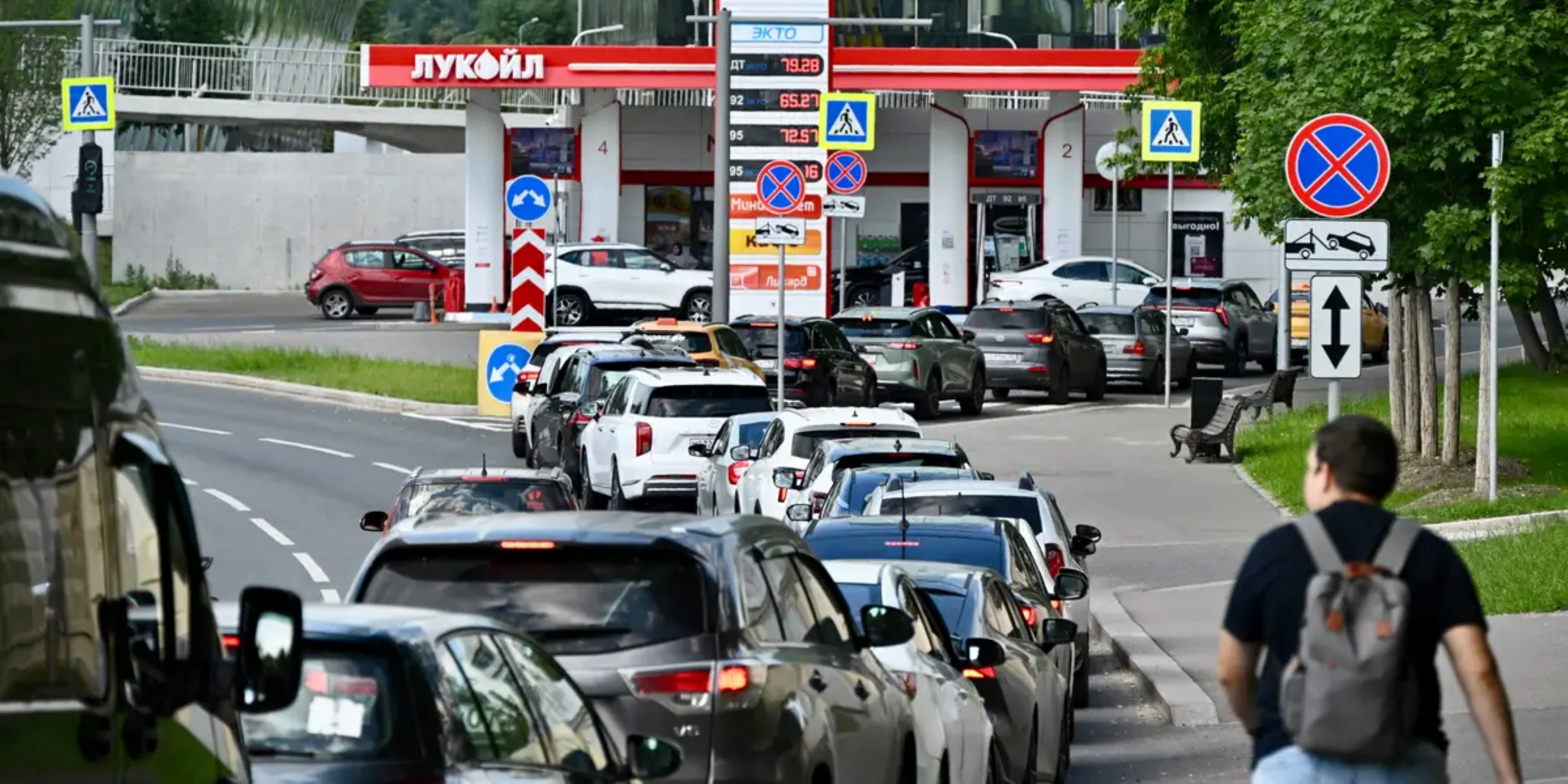 Personas hacen fila para cargar combustible en una estación de servicio Lukoil en Moscú, el 30 de junio de 2026.
