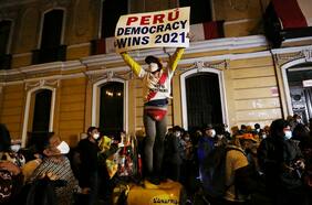 Castillo y Fujimori se pisan los talones en conteo de votos y mantienen en vilo a Perú