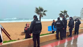 Detienen a dos surfistas en Reñaca por ingresar al mar pese a prohibición vigente por sistema frontal
