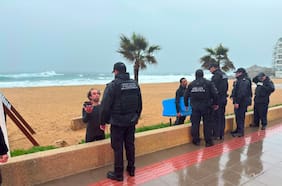 Detienen a dos surfistas en Reñaca por ingresar al mar pese a prohibición vigente por sistema frontal